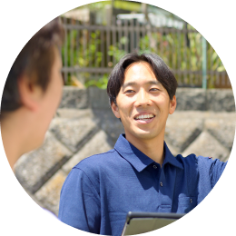 お客様と話しているスタッフ