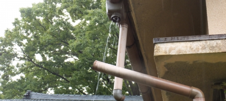 雨どいの外れ