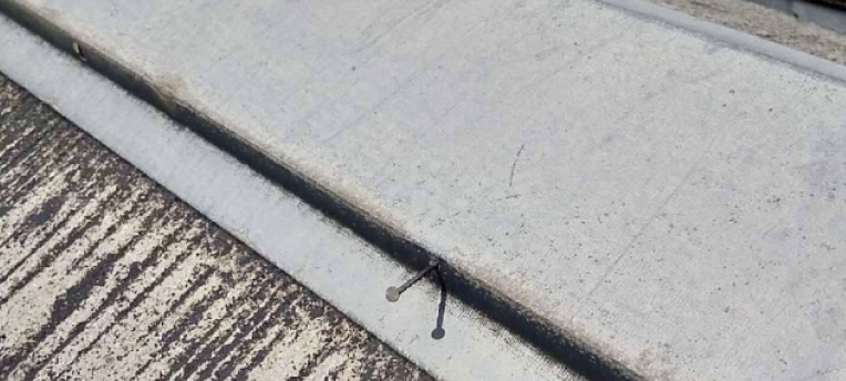 棟板金の浮き・固定状況