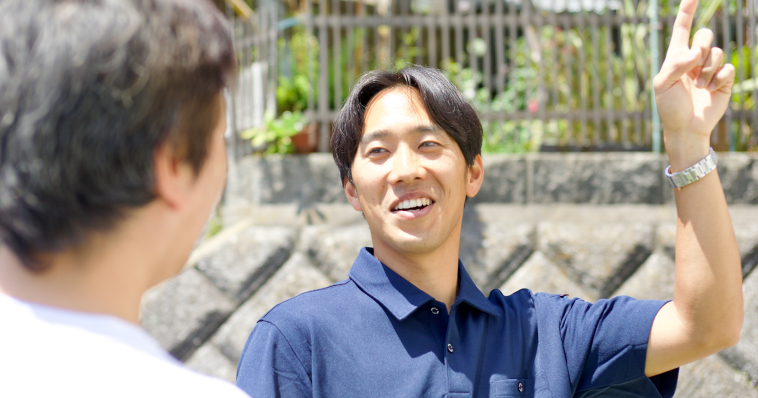 お客様に説明している様子
