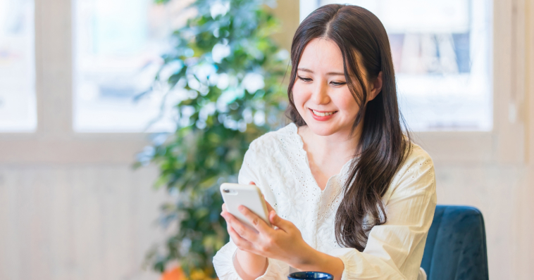 スマホを操作している女性