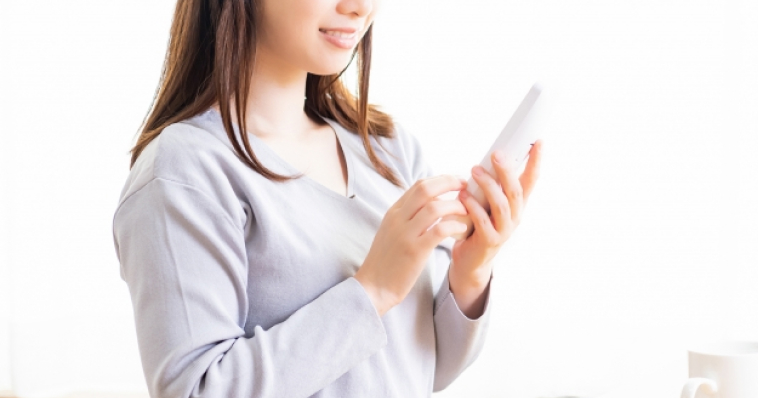 スマホを操作する女性