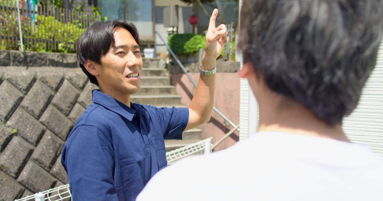 お客様と現地を確認しているスタッフ