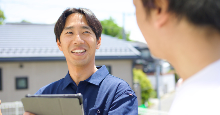 お客様に説明しているスタッフ