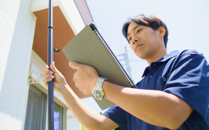 高所カメラで確認しているスタッフ