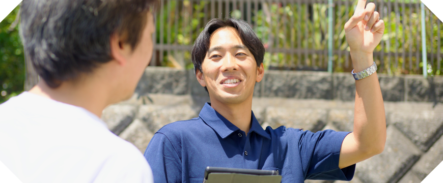 お客様に説明している様子