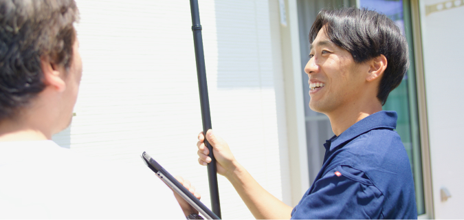 高所カメラ作業をしながらお客様と話をするスタッフ