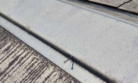 釘の浮いた屋根板金
