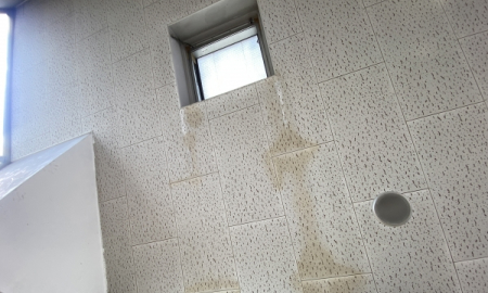 天窓の下の壁についた雨染み