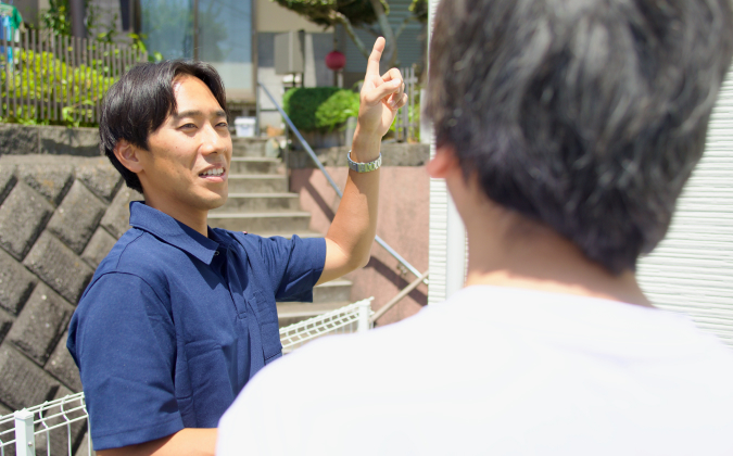 お客様と現地を確認している様子