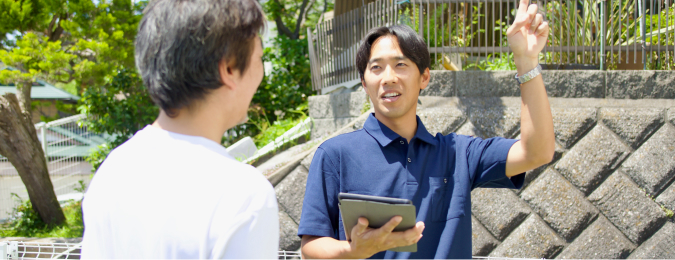 お客様と話しているスタッフ