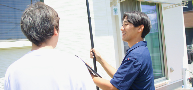 高所カメラで確認しながらお客様と話しているスタッフ